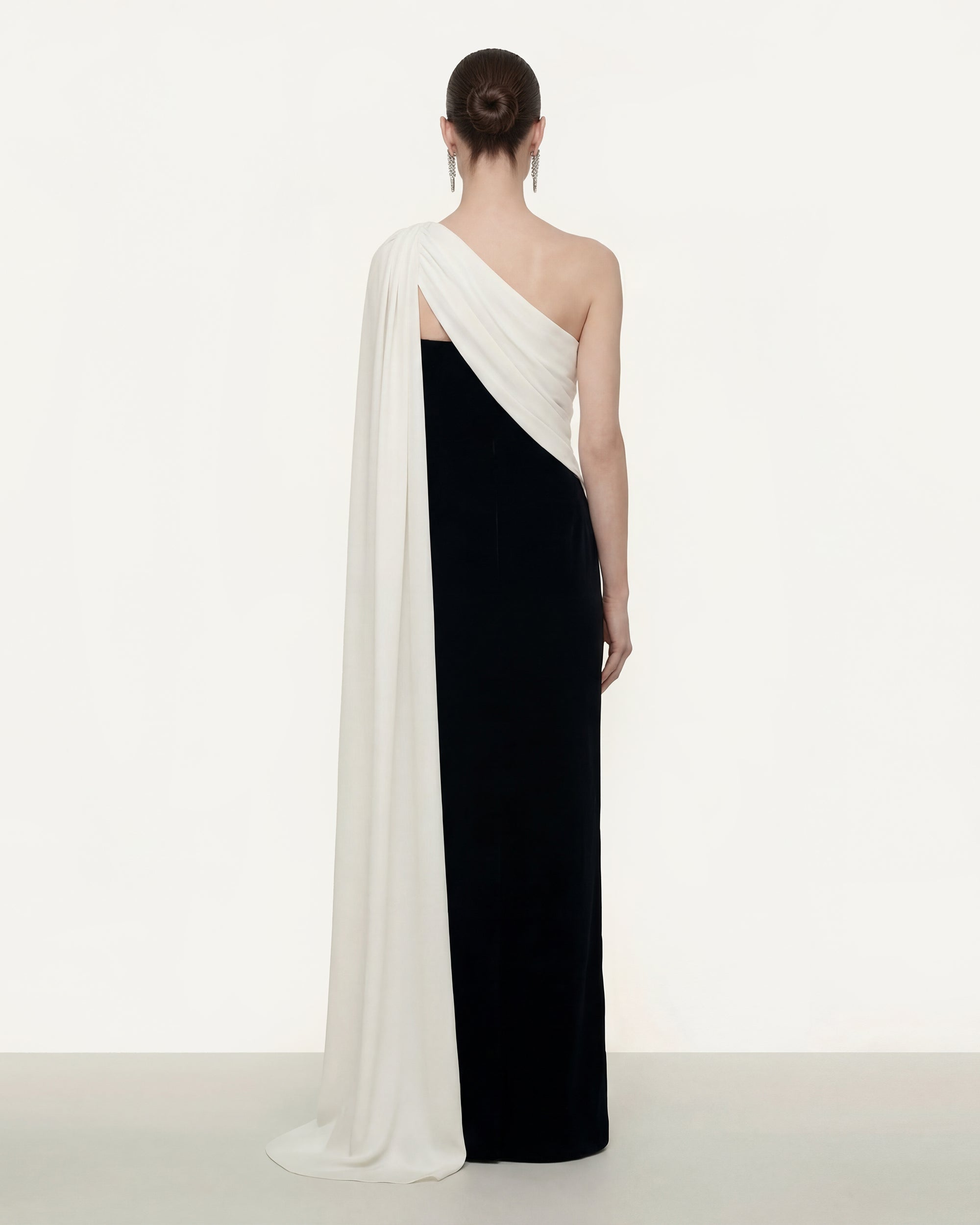 Robe longue drapée à une épaule - Noir et blanc – Image 2