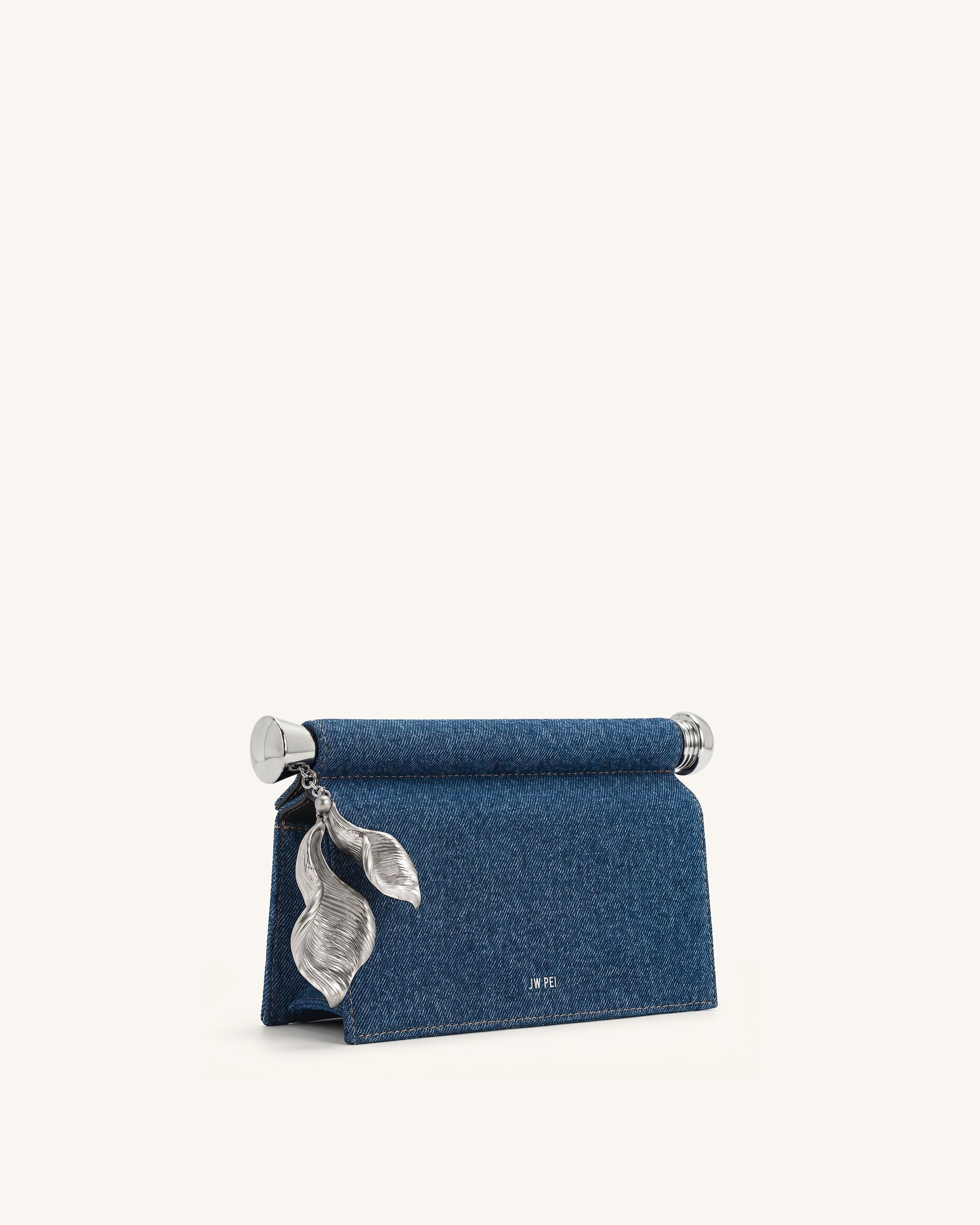 Holly Pochette ornée d'un pendentif métallique - Denim bleu – Image 2