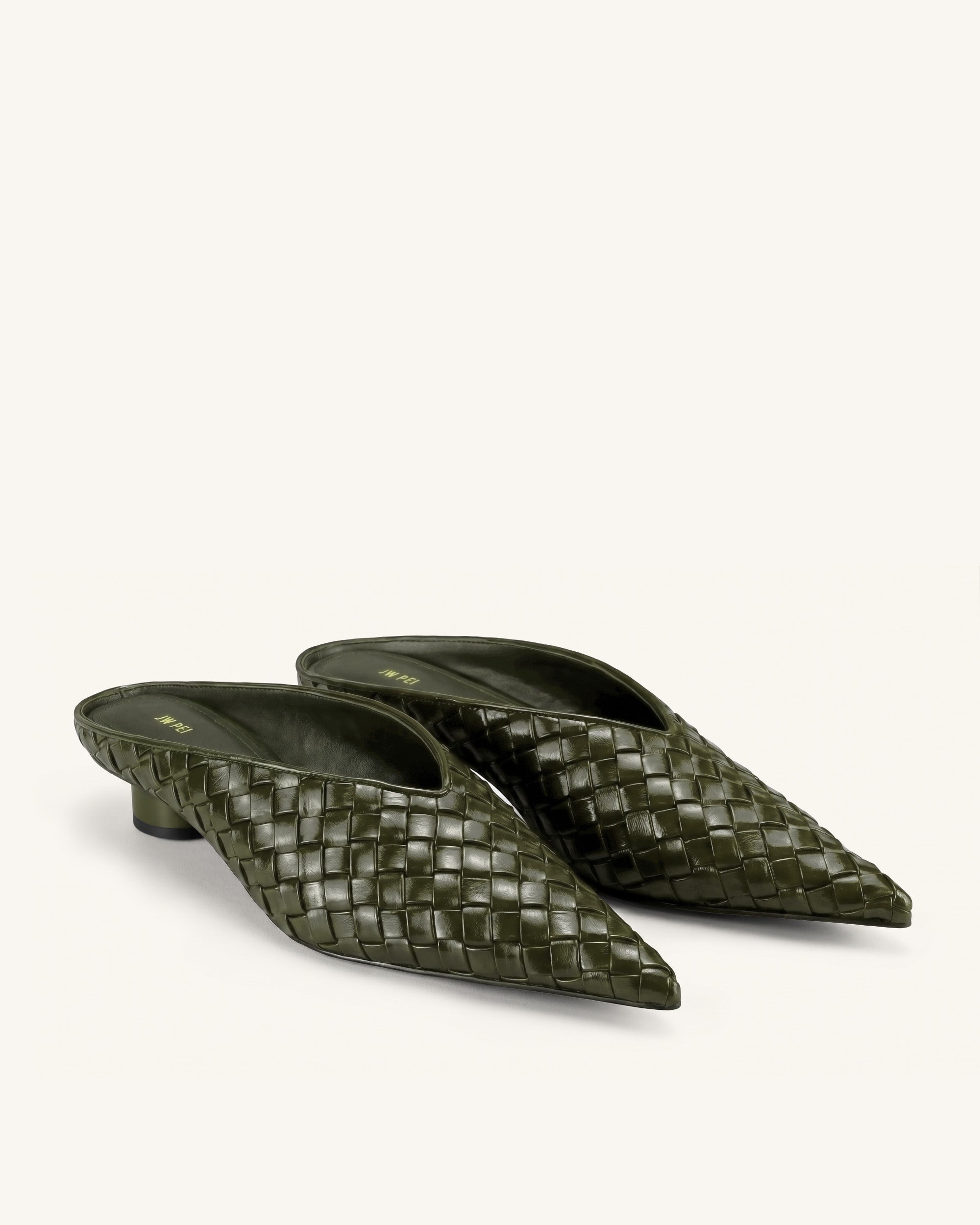 Helena Mules tissées texturées à bout pointu - Vert olive – Image 2